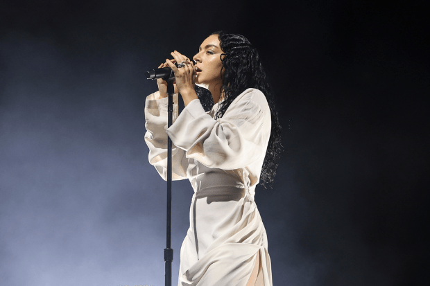 Charli XCX Tour A Complete Guide to Her Live Shows, Sound, and Fan Experience
